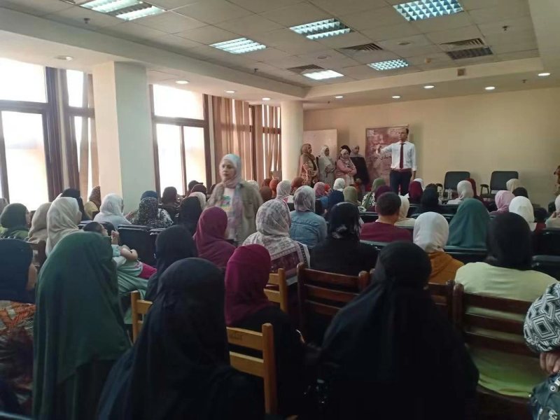 بالمجان.. زحام وإقبال على «ورش الخياطة» بثقافة بنها