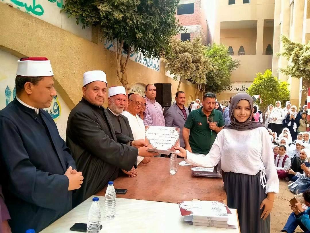جولة مفاجئة لمتابعة الانضباط وانتظام الدراسة بالمعاهد الأزهرية في طوخ.. وتكريم المتميزين