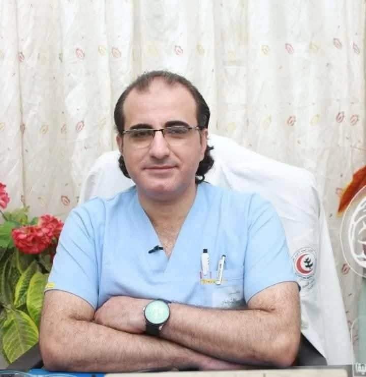 «من أسرة بسيطة إلى علاج الفقراء بالمجان».. حكاية طبيب بالشرقية لم ينس قسوة البدايات وقرر مساعدة المرضى