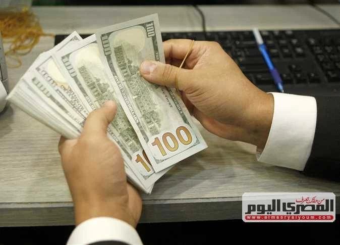 هل ارتفاع الدولار مؤقت؟ خبير مصرفي يشرح أسباب تذبذب سعر الصرف وسيناريوهات الجنيه