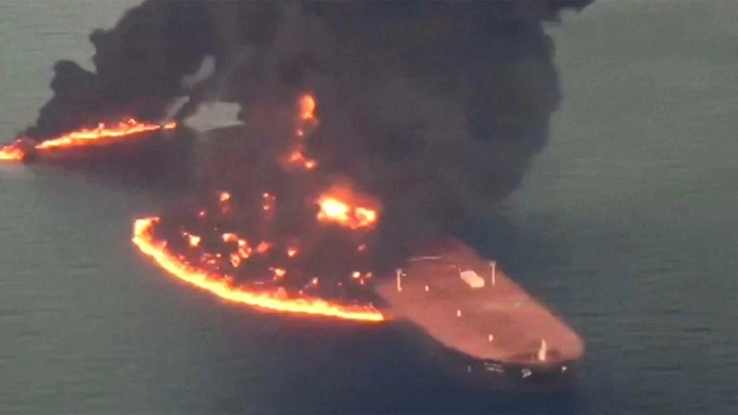 رويترز: اشتعال سفينة في مضيق هرمز.. ومصير طاقمها لا يزال مجهولا