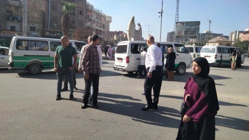 ضبط 15 سيارة مخالفة في حملة مكبرة على مواقف السرفيس بالفيوم