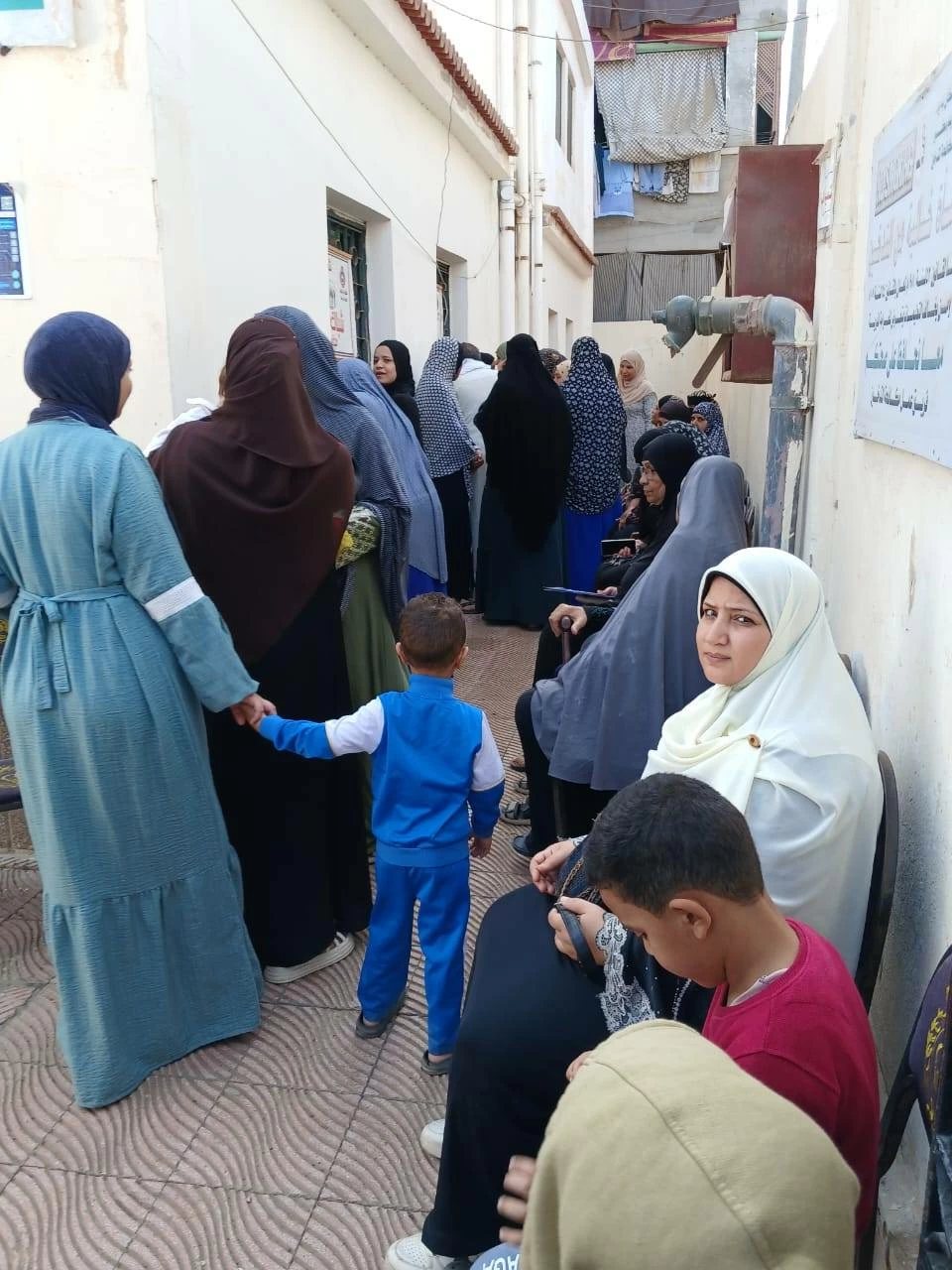 فحص 1300 مواطن بقافلة طبية مجانية في دمياط