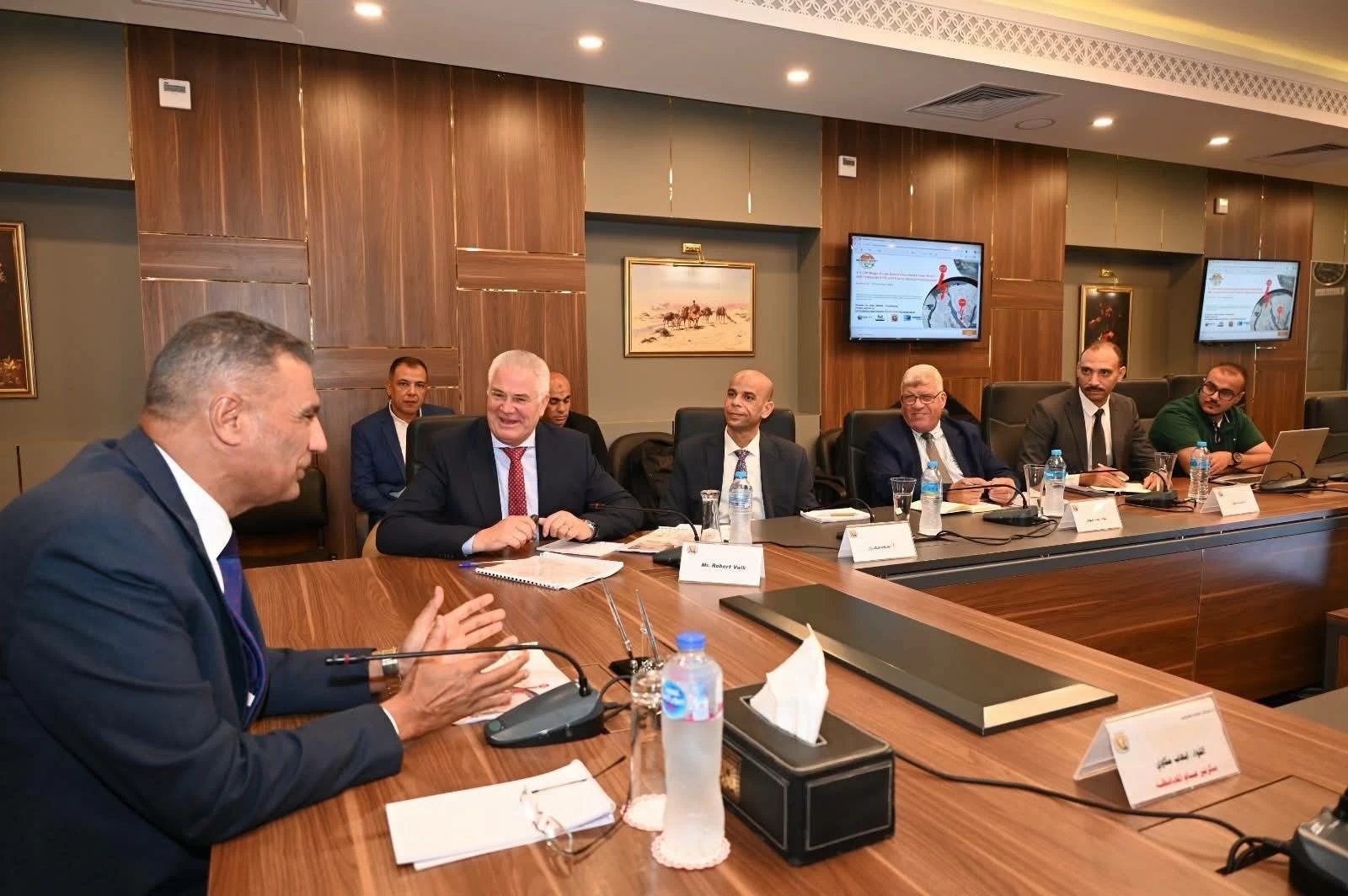 محافظ جنوب سيناء يلتقي وفد مشروع إنتاج الهيدروجين الأخضر لمتابعة استكمال الدراسات الخاصة بالمشروع