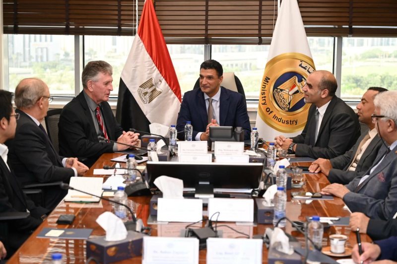 وزير الصناعة: الاستفادة من الخبرات البرازيلية لنقل تكنولوجيا «صناعة الاسطبات» إلي المصانع المصرية