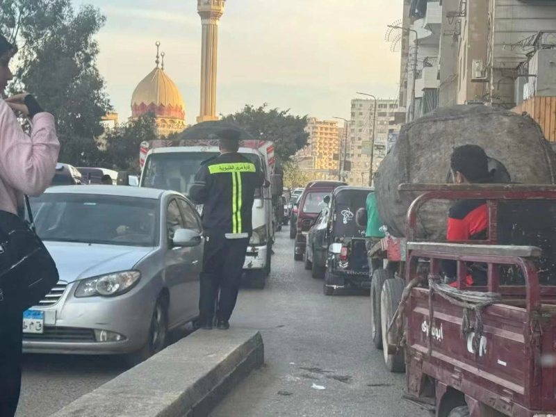 «الإسعاف مش عارفة تعدي».. شلل مروري بمدخل «بطا» في بنها.. ومطالبات من الأهالي بتدخل المحافظ