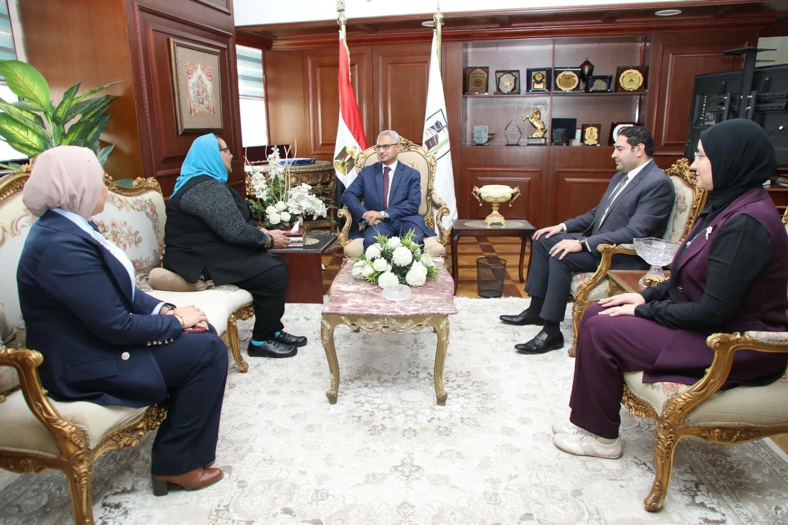محافظ بني سويف يبحث دعم الصناعة الوطنية وتطوير الملف السكاني بالمحافظة