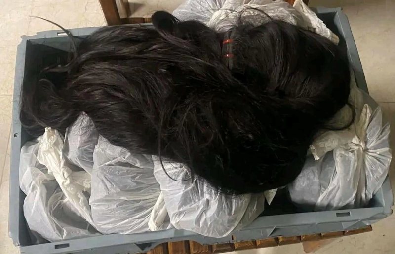 إحباط تهريب 12 كجم خصل شعر طبيعي بحوزة راكب بمطار الإسكندرية (صور)