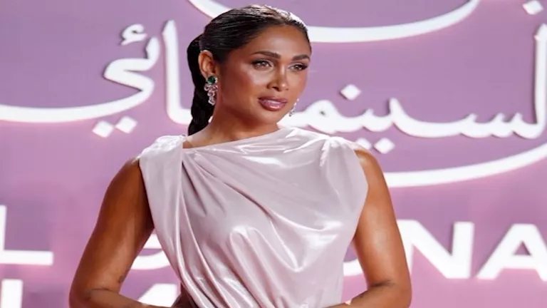 نجمات خطفن الأنظار بفساتين ميتاليك لافتة في رابع أيام مهرجان الجونة