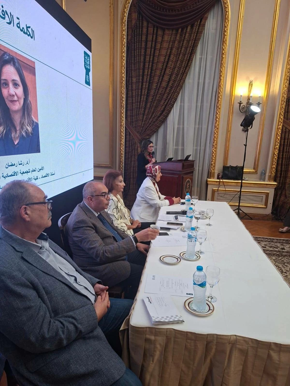 دراسة اقتصادية تدعو للادخار بالجنيه بدلًا من الاعتماد على الدولار والذهب وتأسيس قاعدة إنتاجية قادرة على مواجهة الصدمات