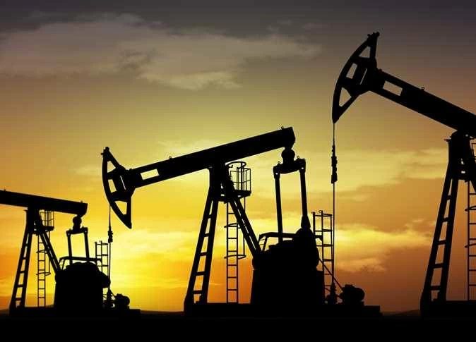 أسعار النفط تتراجع عالميًا رغم تصاعد التوترات في الشرق الأوسط.. كم يسجل البرميل الآن؟