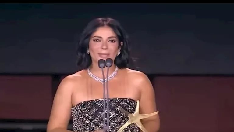 أول تعليق من أحمد حلمي بعد تكريم منى زكي بجائزة الإنجاز الإبداعي بمهرجان الجونة