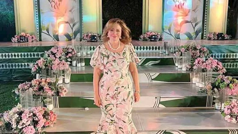 إلهام شاهين بفستان وردي وأمينة خليل بالبالطو.. لقطات نجوم الفن خلال 24 ساعة