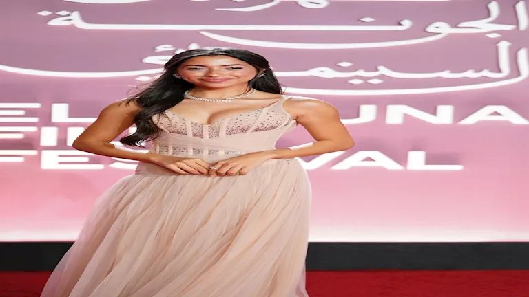 جيسيكا حسام بفستان بيج وفتحة ظهر جريئة في مهرجان الجونة
