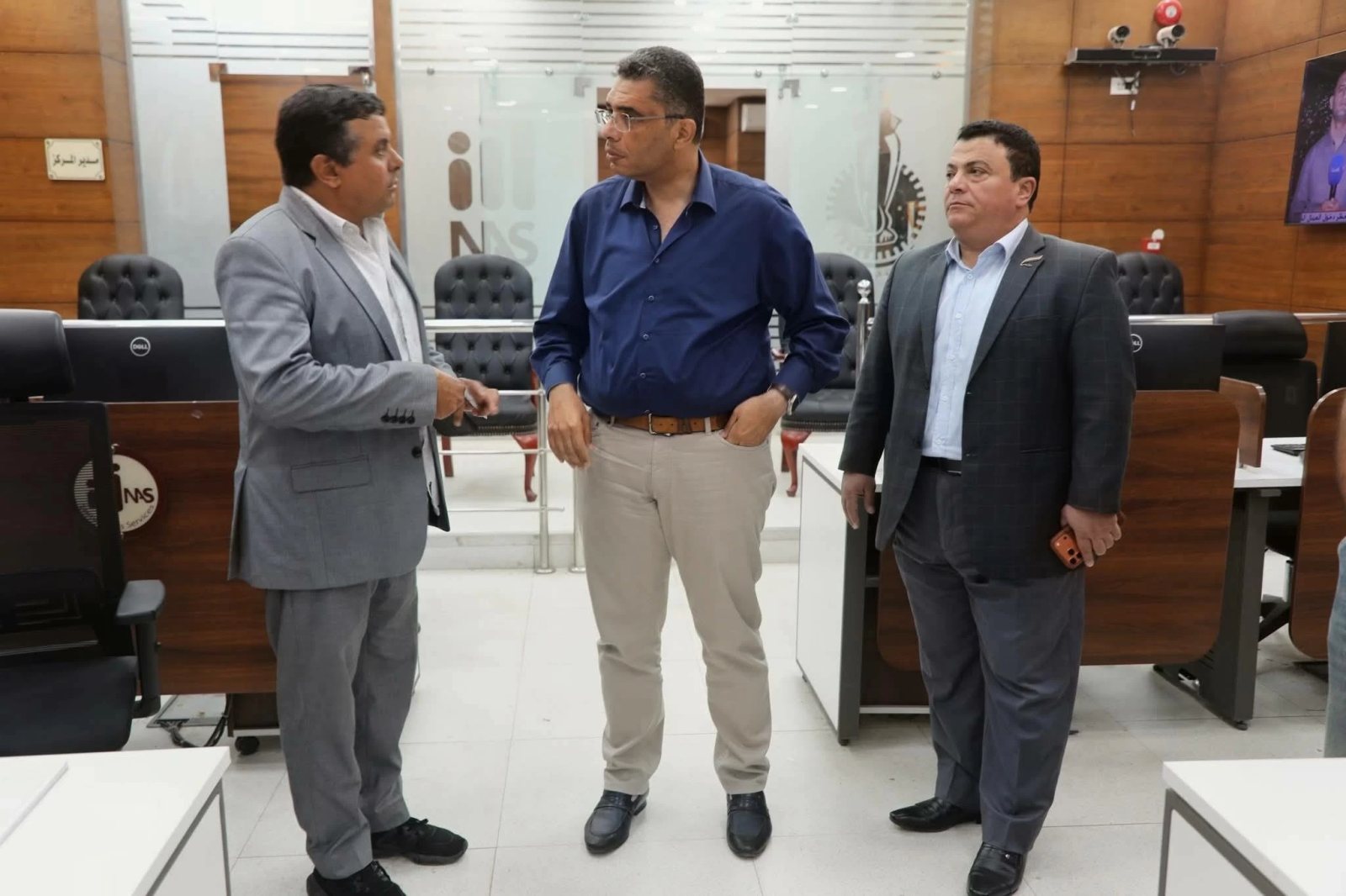 أمطار غزيرة ورعد بالشلاتين ومرسى علم.. محافظ البحر الأحمر يتابع تطورات الطقس من مركز السيطرة