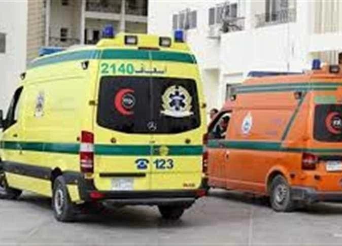 مصرع شخصين وإصابة 3 آخرين في تصادم سيارتين بطريق قفط القصير