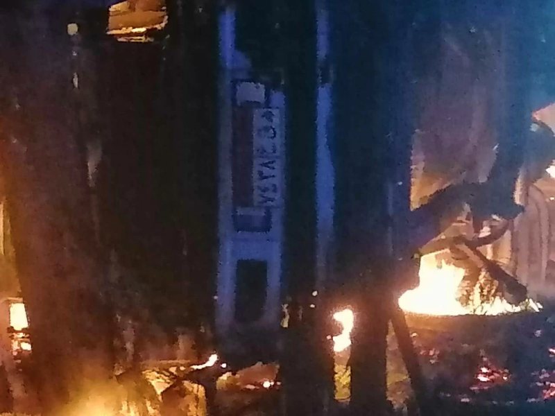 لحظة اشتعال النيران في سيارة نقل محملة بالكرتون على صحراوي أسيوط وإصابة 3 أشخاص (فيديو)