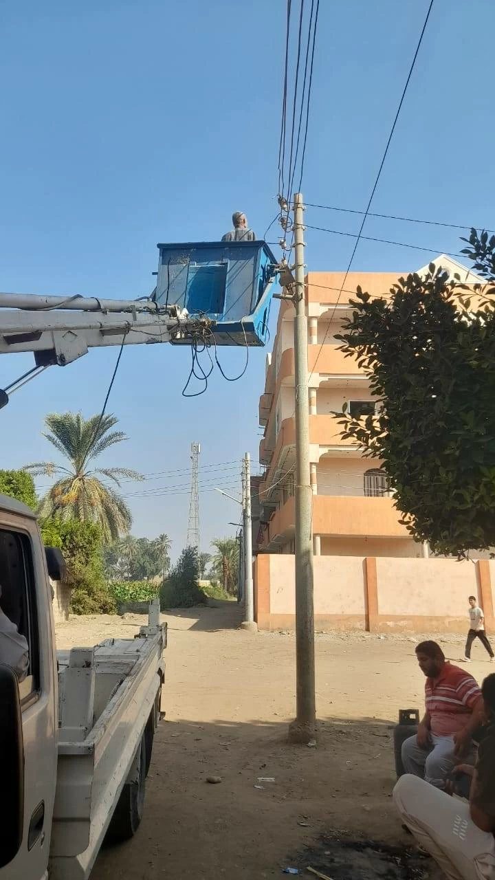 صيانة الإنارة العامة بمسارة وصنبو لتعزيز السلامة على الطرق والشوارع بقرى ديروط في أسيوط