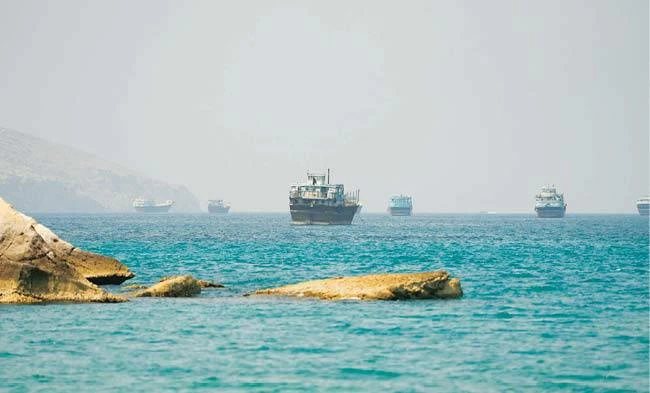 غرق سفينة وإصابة أخرى بعد استهدافهما في مضيق هرمز