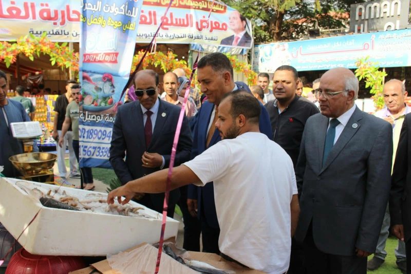 بأسعار مخفضة.. محافظ القليوبية يفتتح معرضًا للسلع الغذائية بمدينة الخانكة