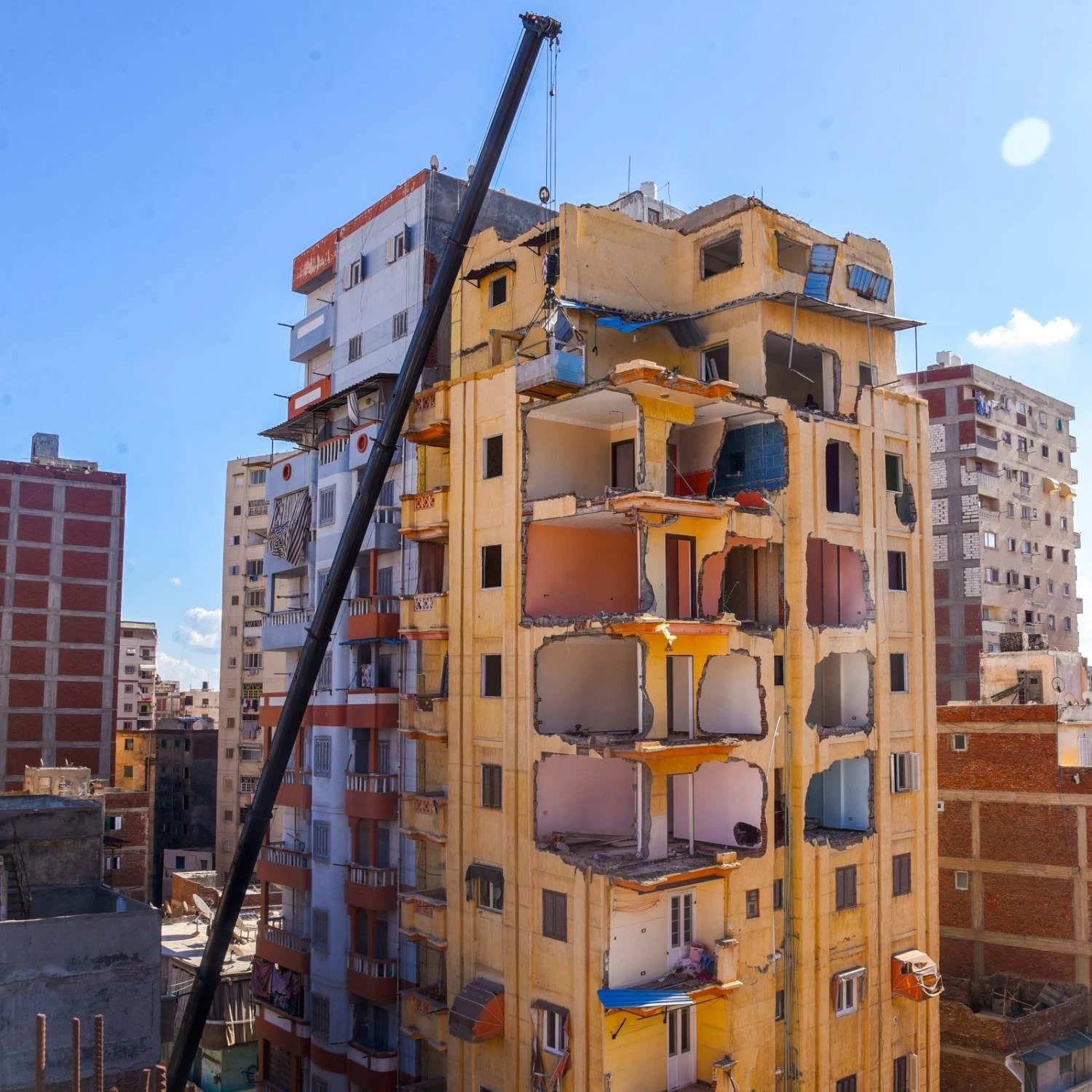بدء إنزال منقولات الأسر المتضررة بعقاري امبروزو وكرموز المائلين في الإسكندرية