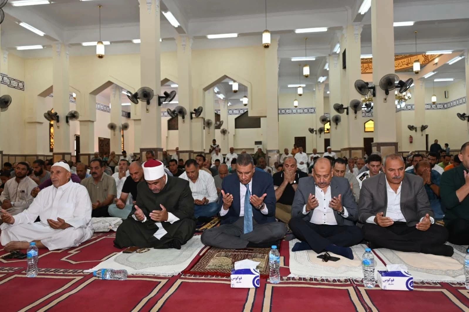 محافظ جنوب سيناء يستمع لشكاوى المواطنين عقب صلاة الجمعة