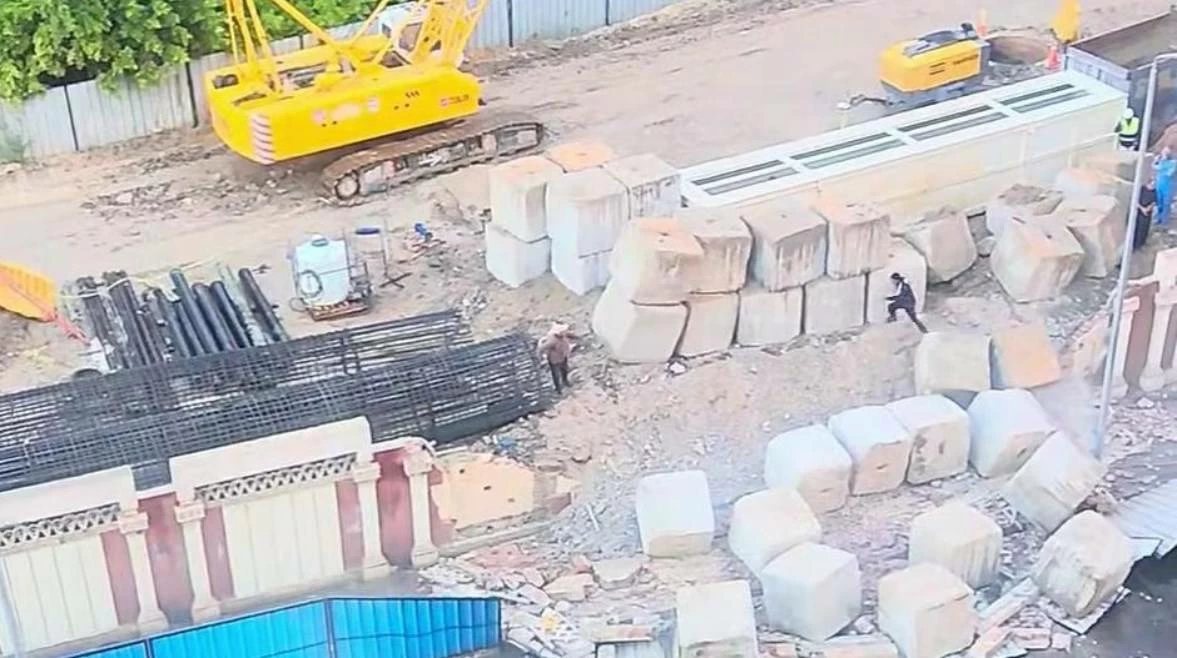 انزلاق بلوكات خرسانية بمشروع ترام الرمل بالإسكندرية وتحرك حكومي عاجل