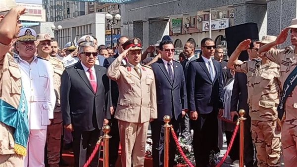 محافظ الدقهلية ومدير الأمن يضعان إكليل زهور على النصب التذكاري لشهداء حرب أكتوبر (فيديو)