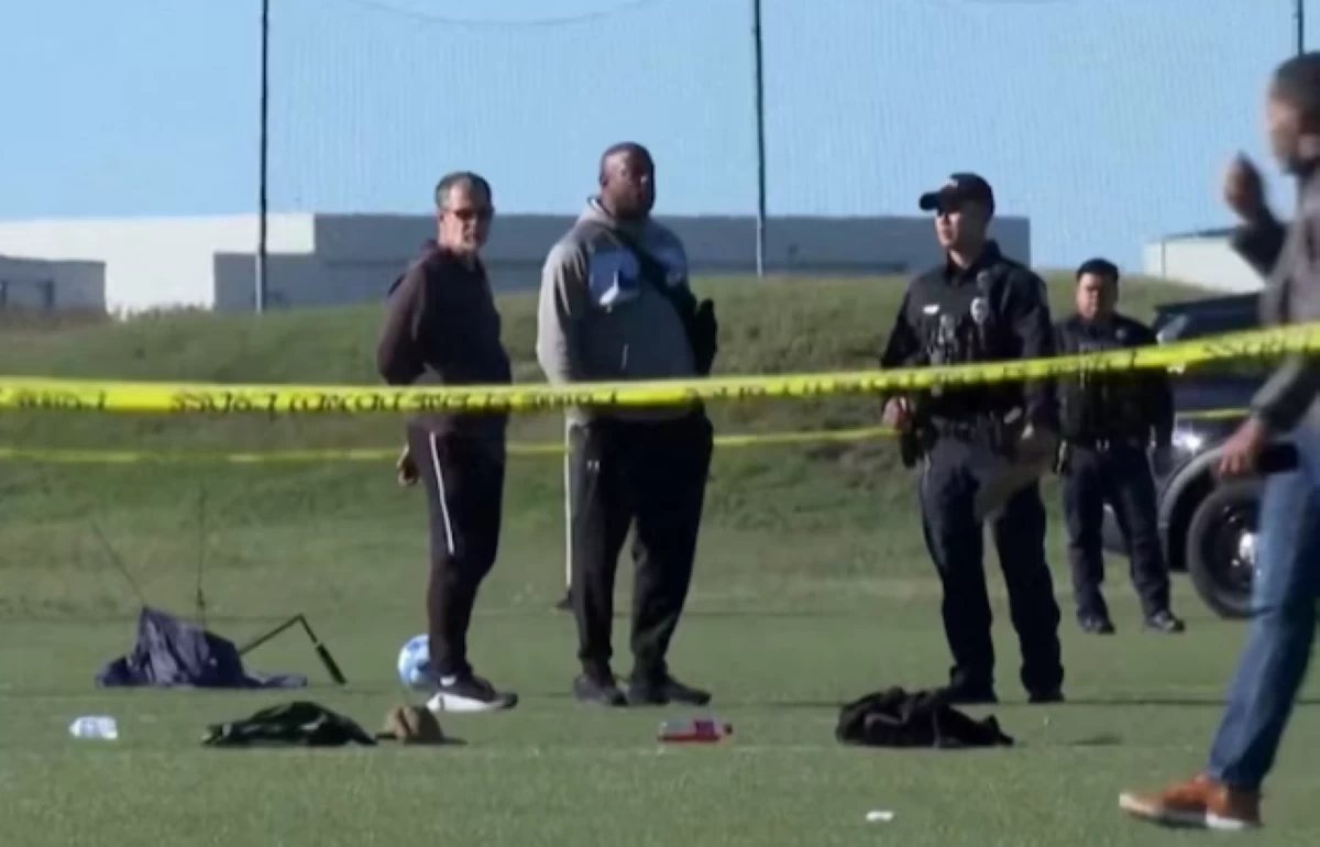 «أحدهما عمره 6 سنوات».. مقتل شخصين بحادث اقتحام شاحنة ملعبا لكرة القدم في كانساس بأمريكا
