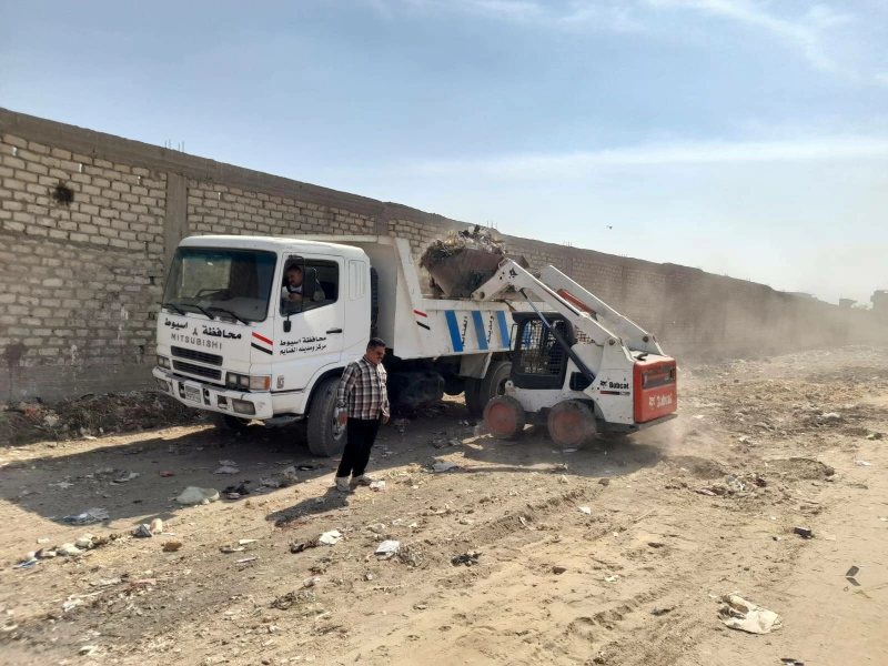 رفع 90 طنًا من المخلفات والقمامة بحملة مكبرة بمركز الغنايم في أسيوط