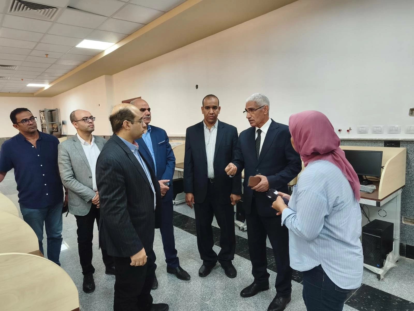 رئيس جامعة جنوب الوادي الأهلية يتفقد مبنى العلوم الإنسانية ويوجه بسرعة تشغيل معمل اللغة