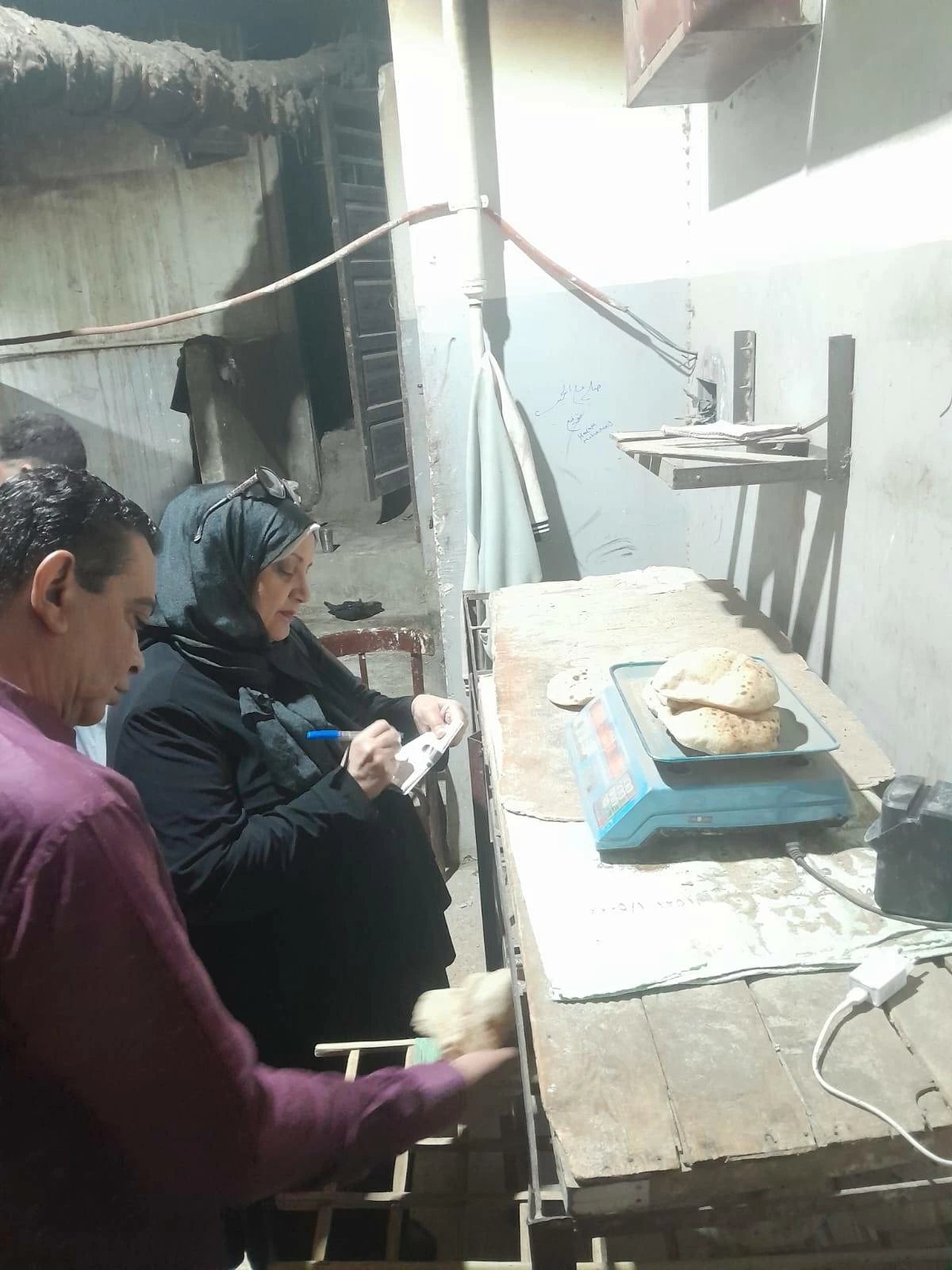 ضبط وإعدام 412 كيلوجرام و592 لترًا من الأغذية المخالفة ببني سويف