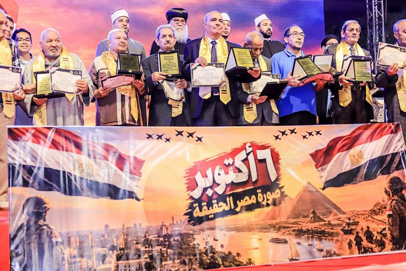 أجراس مطرانية المنيا تدق في أمسية وطنية.. ومجسمات أبطال أكتوبر تملأ ساحاتها