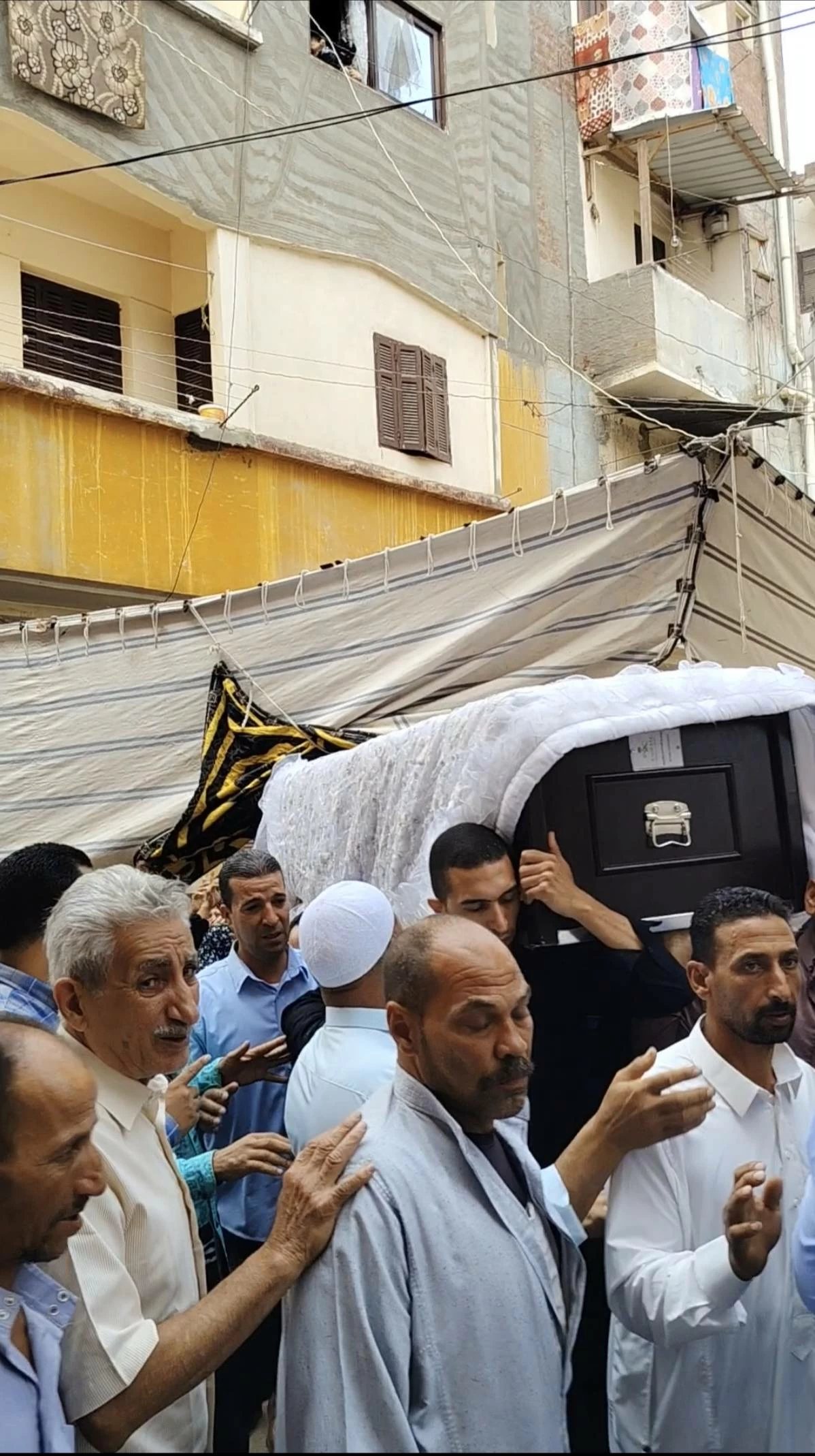 بالزراغيد وملفوفة بفستان عروسة..لحظة خروج جثمان المضيفة الجوية عزة رمزي من منزلها بالبحيرة