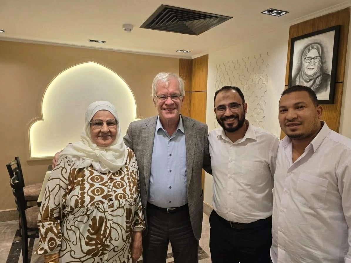 بسفرة «كفتة وبابا غنوج».. القائم بأعمال السفير الأمريكي يتناول الأكل الشعبي المصري بالغردقة ويلتقط صورة تذكارية مع «الحاجة»
