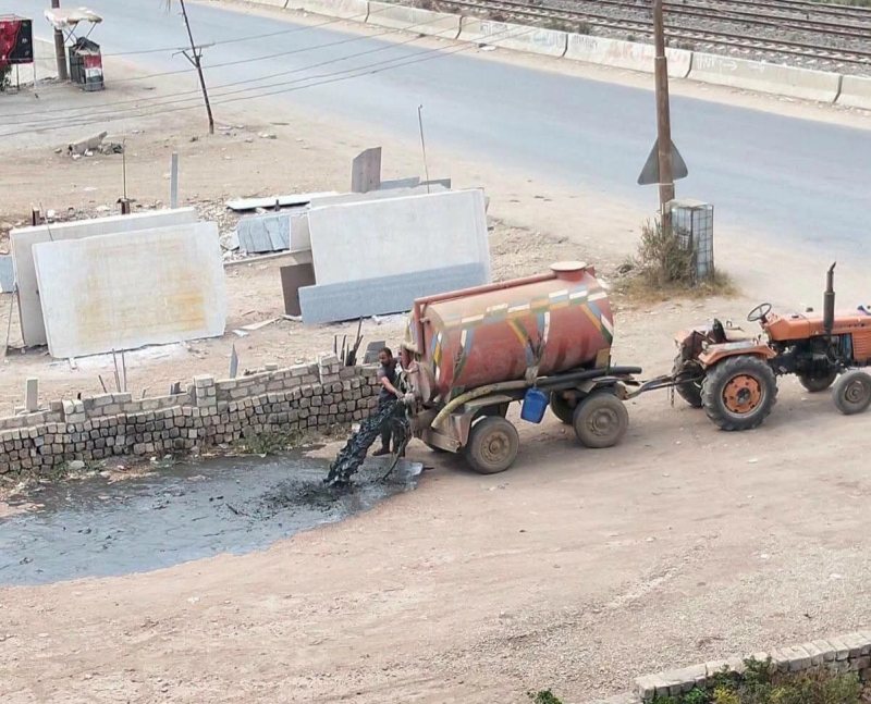 مستنقع المجاري يهدد حياة أهالي شبلنجة ببنها.. سيارات كسح تهرب من الشرقية لإلقاء السموم على الطرق والأهالي يستغيثون