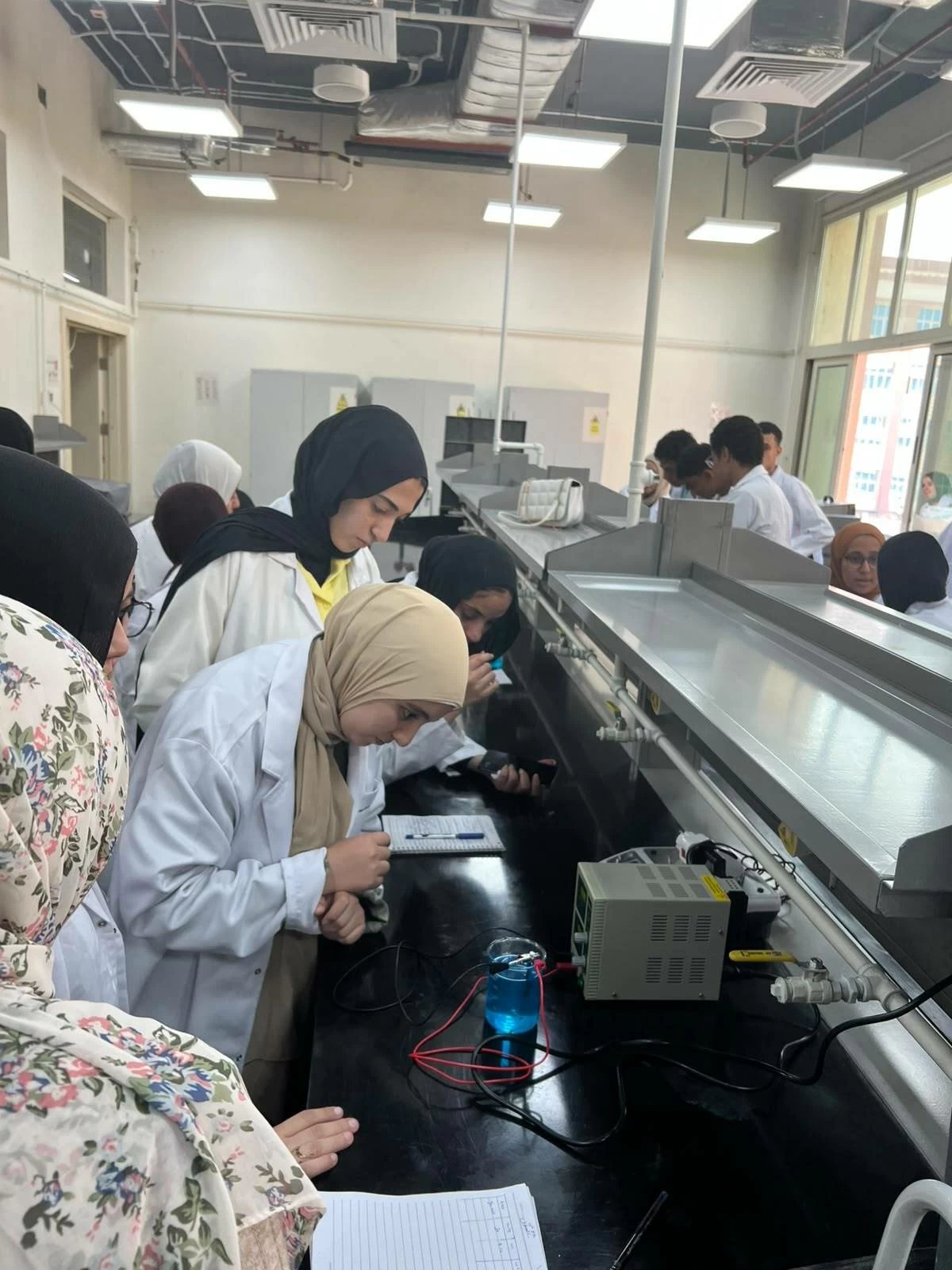 طلاب علوم الجامعة ببنى سويف يتدربون على طلاء الصلب بالنحاس باستخدام التقنيات الكهروكيميائية