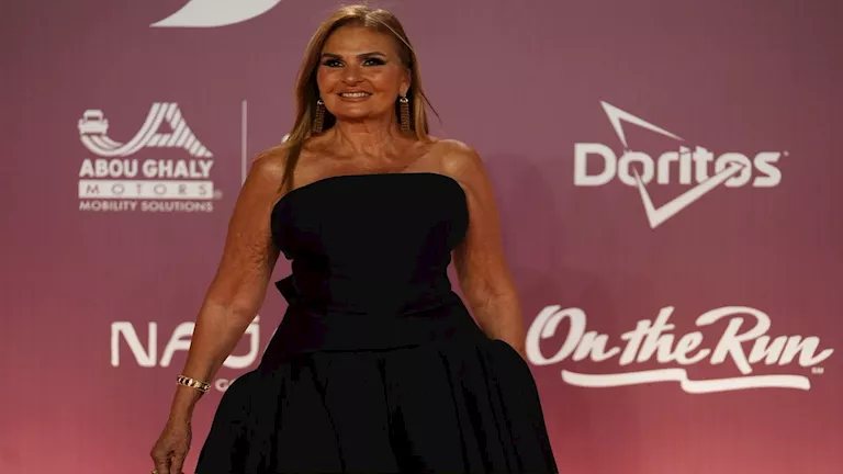 ناقد موضة يحدد التفصيلة الغائبة عن إطلالة يسرا في مهرجان الجونة