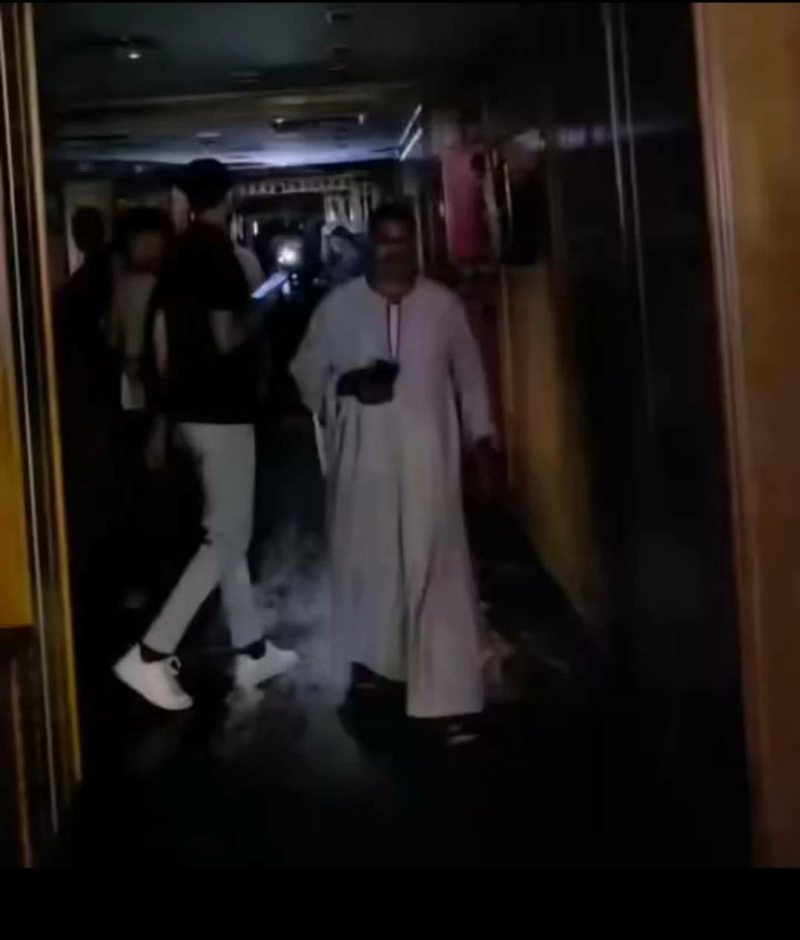 فصل الكهرباء عن مطعم شهير بالفيوم بسبب مديونية 3 ملايين جنيه.. والزبائن يستعينون بهواتفهم لاستكمال الطعام